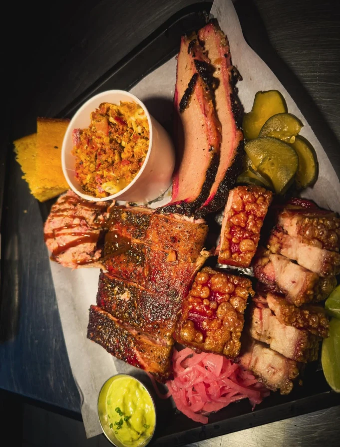 Bandeja BBQ Don Costilla — brisket, costillas y acompañamientos