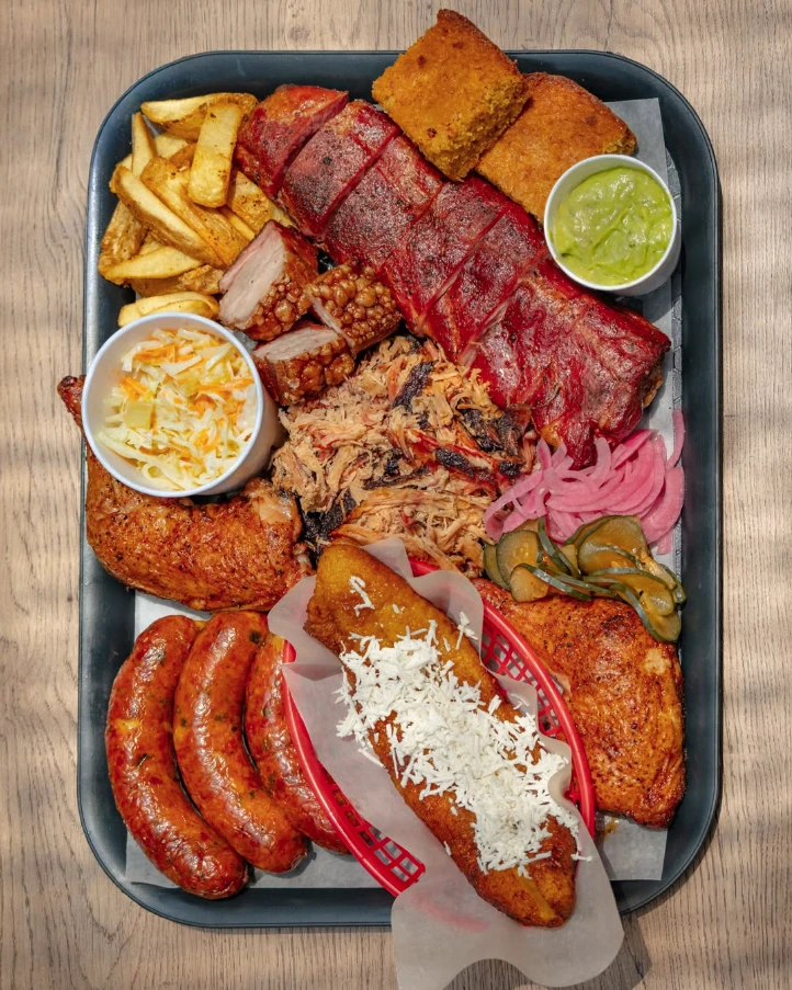 Bandeja Familiar Don Costilla — costillas, pulled pork, chorizos y más